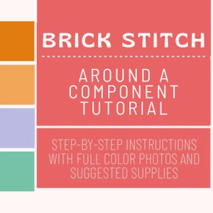 Può includere: Una grafica con il testo "BRICK STITCH AROUND A COMPONENT TUTORIAL" in bianco su sfondo rosso. Sotto il testo c'è il testo "STEP-BY-STEP INSTRUCTIONS WITH FULL COLOR PHOTOS AND SUGGESTED SUPPLIES" in bianco su sfondo rosso.