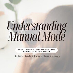 Puede incluir: Una guía digital titulada Understanding Manual Mode, Easiest Guide to Manual Mode for Beginner Photographers por Desiree Bradford, propietaria de Magnolia Moments. La portada muestra un fondo borroso con una cámara enfocada.
