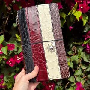 Capa para caderno tamanho A5 em couro patchwork com textura de crocodilo.