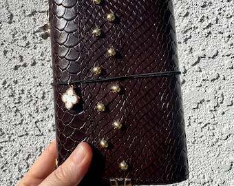 Mini A6 It Girl - Funda de diario de piel con relieve de cocodrilo marrón oscuro