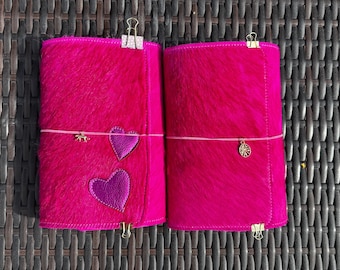 Portada de cuaderno tamaño A5 color rosa eléctrico con estampado de vaquera y corazones.
