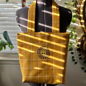 Reúne tu bolsa de tote bordada de mierda