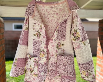 Abrigo acolchado con flores blancas y rosas