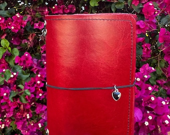 Mini cuaderno A6 It Girl rojo con funda de piel elástica