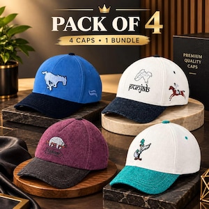 Può includere: Un set di quattro cappellini da baseball con vari ricami. Un cappellino blu con un cavallo bianco, uno bianco con una mappa e un cavallo, uno bordeaux con un bradipo e uno bianco con visiera turchese e il disegno di un personaggio.
