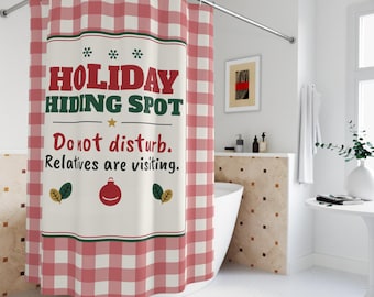 Puede incluir: Una cortina de ducha con patrón de cuadros rojos y blancos y un panel central blanco con el texto HOLIDAY HIDING SPOT, Do not disturb. Relatives are visiting. El diseño incluye copos de nieve verdes, una estrella dorada y una bola roja.