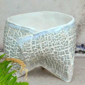 ceramic pot cover, on 3 feet