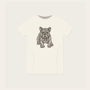 Könnte beinhalten: Ein cremefarbenes Kurzarm-T-Shirt mit einer zentrierten schwarzen Strichzeichnung einer sitzenden Französischen Bulldogge. Die Grafik des Hundes zeigt detaillierte Linien, die die Gesichtszüge und den muskulösen Körperbau hervorheben.