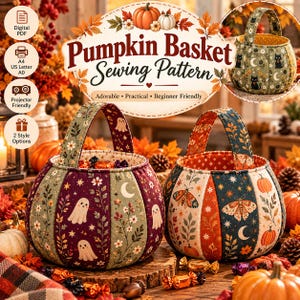 Può includere: Un cartamodello per cestino a forma di zucca con il testo Pumpkin Basket Sewing Pattern. L'immagine mostra due cestini in tessuto con manici, uno decorato con fantasmi e lune, l'altro con falene e zucche, più un piccolo cestino a lato.