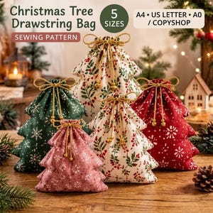 Può includere: Un cartamodello per una sacca con coulisse a forma di albero di Natale in 5 taglie, inclusi i formati A4, US Letter e A0/copyshop. L'immagine mostra cinque sacchetti in tessuto a forma di albero in rosso, verde e crema con stampe di fiocchi di neve e agrifoglio, chiusi da un cordino dorato.