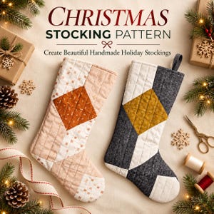 Peut inclure: Deux chaussettes de Noël matelassées à motifs géométriques. L'une présente des tissus rose clair et orange brûlé, l'autre des tons gris anthracite et jaune moutarde. Le texte indique : CHRISTMAS STOCKING PATTERN Create Beautiful Handmade Holiday Stockings.