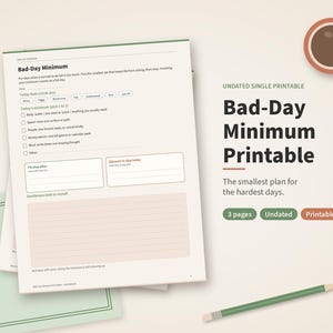 Puede incluir: Una hoja de planificador imprimible Bad-Day Minimum con casillas de verificación y secciones rayadas para tareas diarias. El documento incluye texto como Bad-Day Minimum, Today feels y Today's minimum. Se ven un icono de café, un lápiz verde y un borde verde.