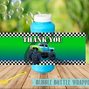 Op de afbeelding: Groene en blauwe monstertruck-thema bubbelflesverpakking met een geruite rand en de tekst "Bedankt".