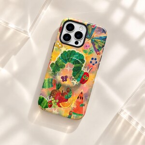 Capa de celular dupla camada com colagem de lagarta, fruta, caracol e joaninha | Capa resistente e divertida com estampa floral em tons pastel para iPhone e Samsung