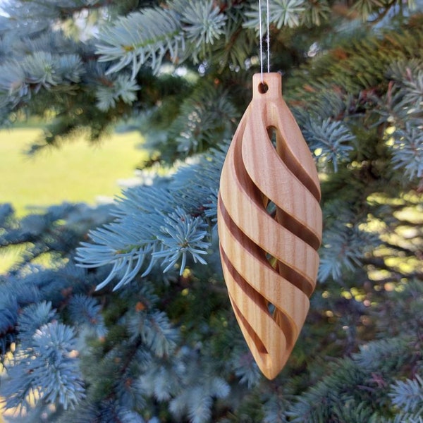 Gedrechseltes Holzornament mit Spiralschnitten, Weihnachtsbaum-Hängedekor und natürlicher hölzerner Weihnachtsbaumkugel und Winterakzent von AstikBlooms