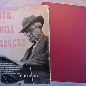 Puede incluir: Un libro titulado "Our Will Rogers" de Homer Croy. La portada presenta una foto en blanco y negro de Will Rogers con un sombrero y un traje.