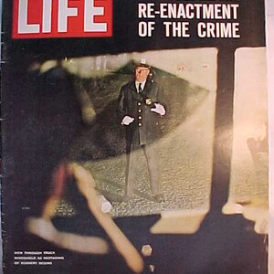 August 31, 1962 LIFE Magazine with Great Mail Robbery Restaging on the Cover has 82 pages of ads and articles, Birthday Gift Idea #4
