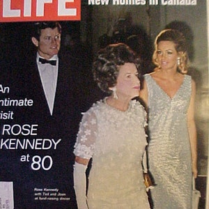 July 17, 1970 LIFE Magazine with Rose Kennedy and Ted & Joan Kennedy on the Cover has 66 pages of ads and articles, FREE SHIPPING