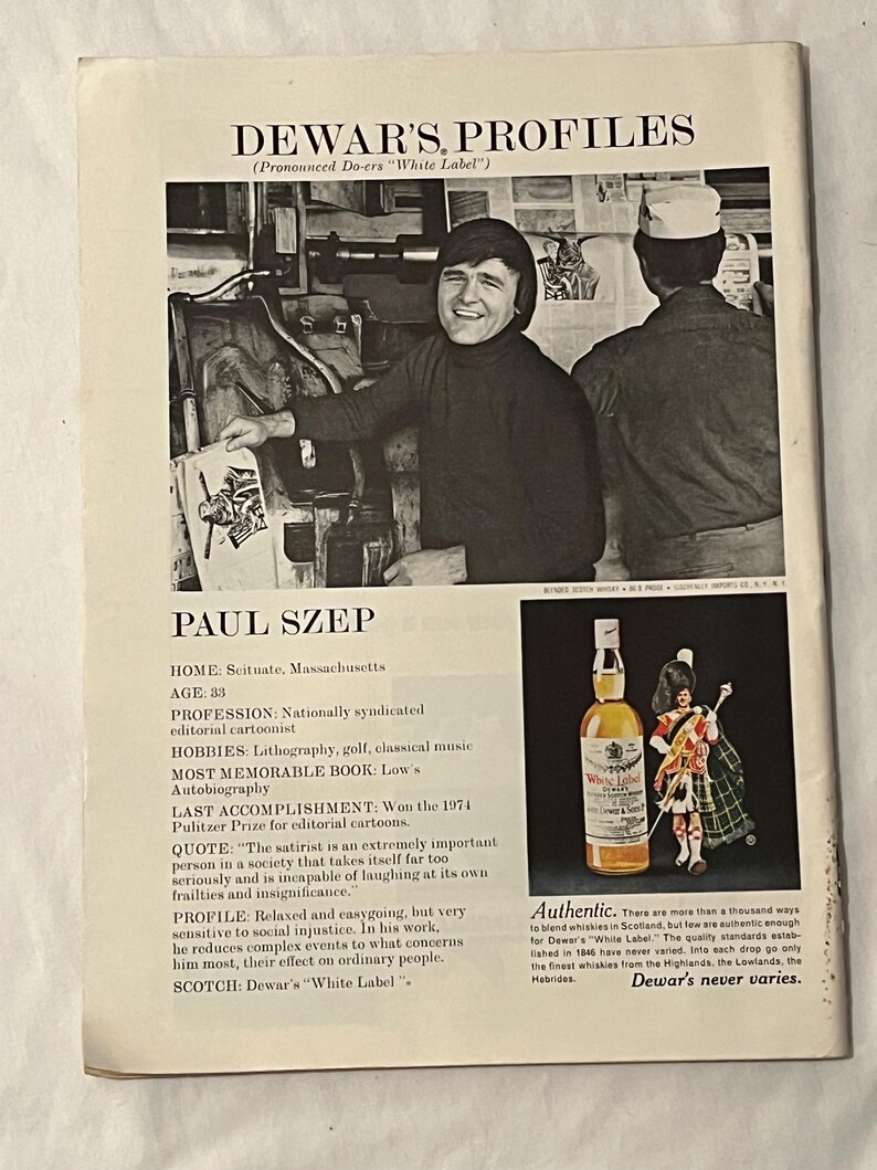 Peut inclure: Page de magazine vintage avec une photo en noir et blanc de Paul Szep et une publicit&eacute; pour le Scotch Dewar's White Label. La publicit&eacute; comprend une bouteille de scotch et une figurine de soldat &eacute;cossais.
