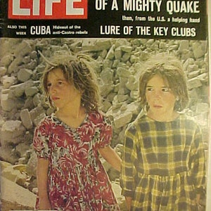 September 21, 1962 LIFE Magazine with Two Earth Quake Girls on the Cover has 116 pages of ads and articles, FREE SHIPPING #6