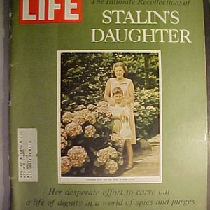 September 22, 1967 LIFE Magazine with Stalin&#39;s Daughter on the Cover has 136 pages of ads and articles, Birthday Gift Idea No. 3