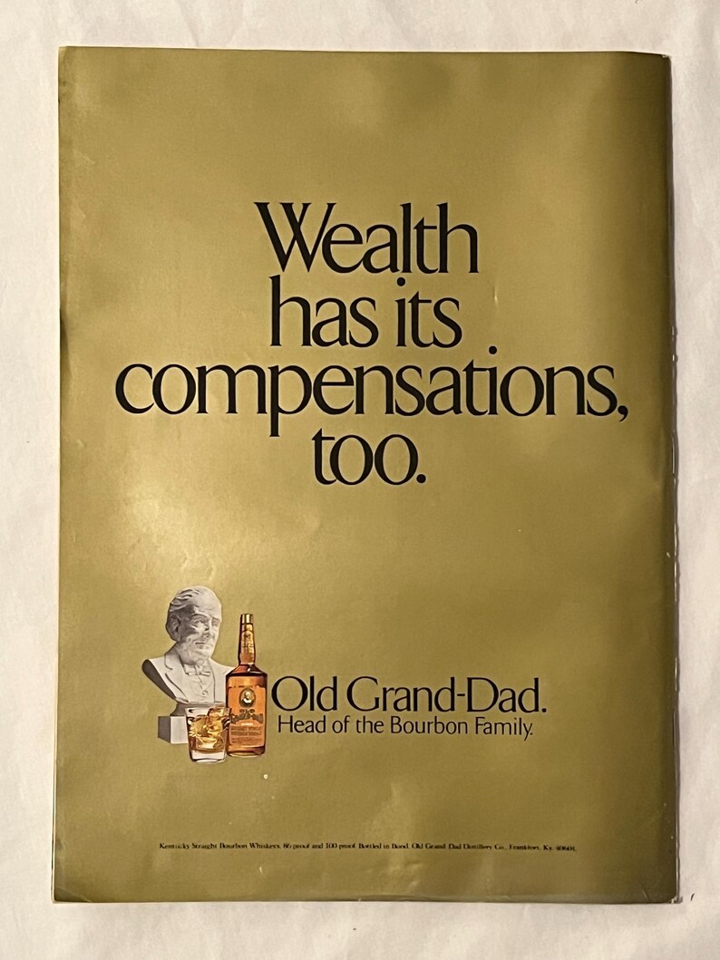 Op de afbeelding: Een advertentie voor Old Grand-Dad bourbon whiskey. De tekst luidt: "Rijkdom heeft ook zijn compensaties." Een fles whisky en een glas zijn afgebeeld naast een borstbeeld van een man. De achtergrond is goudkleurig.