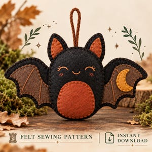 Könnte beinhalten: Ein schwarzer Fledermaus-Anhänger aus Filz mit braunen Flügeln, einem rostfarbenen Bauch und einem gelben Mondsichel-Detail. Die Fledermaus hat gestickte Augen und einen Mund sowie eine braune Aufhängeschlaufe. Text unten: FELT SEWING PATTERN INSTANT DOWNLOAD.