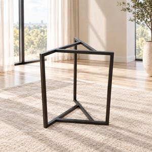 Può includere: Una base per tavolo in metallo nero caratterizzata da un design a telaio triangolare con tre gambe verticali collegate da barre orizzontali nella parte superiore e inferiore, dotata di fori preforati per il fissaggio del piano.