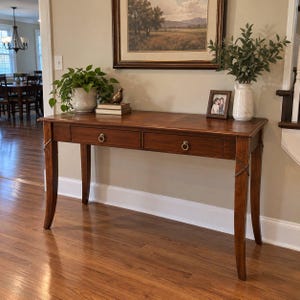 Traditional Writing Desk, Wood-look Finish, Carved Turned Legs, Rectangular Design