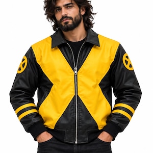 Könnte beinhalten: Eine schwarz-gelbe Lederjacke mit einem markanten X-förmigen Design auf der Brust, einem Frontreißverschluss, einem schwarzen Kragen und kreisförmigen gelben X-Men-Logos auf beiden Ärmeln sowie zwei horizontalen gelben Streifen an jedem Unterarm.