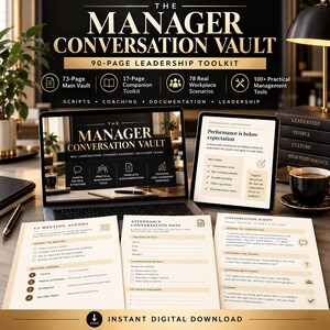 Op de afbeelding: De 90-pagina tellende leiderschaps-toolkit The Manager Conversation Vault bevat een laptop met de digitale gids, een tablet met een pagina over prestatiebeheer en drie geprinte documenten met een agenda voor 1-op-1 gesprekken.
