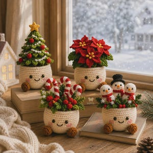 Könnte beinhalten: Vier gehäkelte Weihnachtsdekorationen in cremefarbenen Töpfen mit lächelnden Gesichtern. Eine ist ein grüner Weihnachtsbaum mit roten Kugeln, eine ein roter Weihnachtsstern, eine mit Zuckerstangen und eine mit drei kleinen Schneemännern.