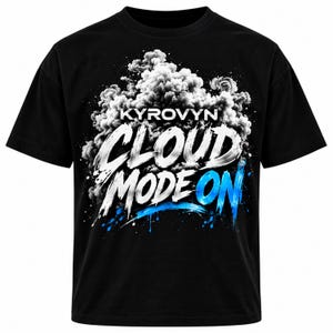 Puede incluir: Una camiseta negra de manga corta con un estampado gráfico de una gran nube de humo gris y blanca. El texto KYROVYN está impreso en blanco sobre las palabras CLOUD MODE ON, con la palabra ON resaltada mediante trazos de pintura azul brillante.