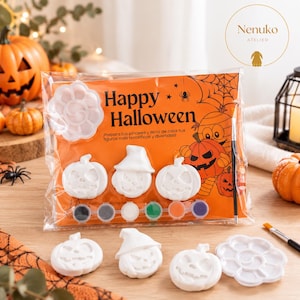 Può includere: Un kit per il fai da te a tema Halloween in un sacchetto di plastica trasparente con il testo Happy Halloween. Il kit include figure di zucca bianche, una tavolozza per dipingere a forma di fiore, un pennello e sei vasetti di vernice.
