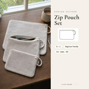 Op de afbeelding: Een naaipatroon voor een set ritszakjes in drie maten, met de tekst "SEWING PATTERN Zip Pouch Set", "S-L", "Beginner friendly", "A4 - Letter - A0" en "LUXE PRIME | PATTERN". Drie beige stoffen tasjes zijn afgebeeld.