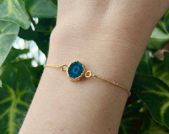 Dainty Blue Agate Slice Gold Bracelet, Geode Gemstone Jewelry, Unique Stone Gifts