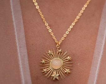 Collar celestial de cuarzo rosa, joyería de piedras preciosas con destellos solares dorados, regalo cósmico de sol y estrellas.