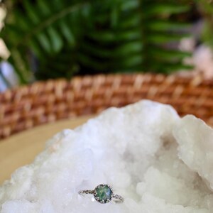 Anillo de ágata musgosa, joyería minimalista con piedras preciosas, regalo para amantes de la naturaleza. imagen 2