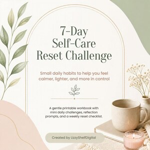 Può includere: Un grafico digitale intitolato 7-Day Self-Care Reset Challenge con testo sulle abitudini quotidiane e un quaderno di esercizi stampabile. Il design presenta illustrazioni di foglie verdi, un arco beige, una tazza e una candela.
