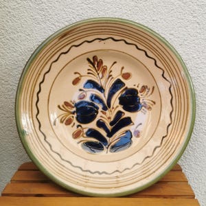 Plato vintage de Mezőtúr, cerámica de estilo folclórico húngaro, color crema, azul y verde, cuenco pintado a mano, década de 1970.