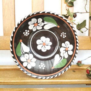 Cuenco de cerámica húngaro de arte popular vintage de la década de 1960, pintado a mano con motivos florales, plato colgante de pared de cerámica Sarospatak, gres esmaltado en negro, plato antiguo.