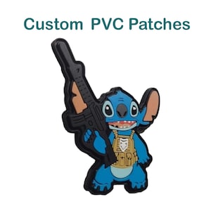 以下が含まれることがあります： 「Custom PVC Patches」という文字が入った青いキャラクターのワッペン。キャラクターは大きな耳とベージュのタクティカルベストを身につけ、黒いライフルを持っています。デザインは盛り上がったPVC素材で、黒、青、ベージュ、白のアクセントカラーが施されています。