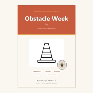 Może przedstawiać: Cyfrowy dokument programowy zatytułowany Obstacle Week July, jednotygodniowa jednostka tematyczna dla dzieci w wieku 0-5 lat. Zawiera ikonę pachołka drogowego, logo pszczoły oraz tekst opisujący 5 poziomów wiekowych i 20 stron do wydrukowania.