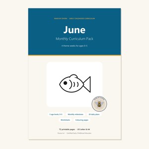 Puede incluir: Un paquete de plan de estudios mensual de junio de Dvora para edades de 0 a 5 años, con un dibujo de línea negra de un pez sobre un fondo blanco. El documento incluye 72 páginas imprimibles en tamaño A4, con hojas de trabajo y colorear.