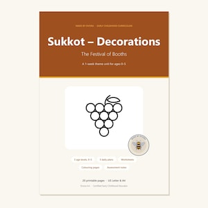 Peut inclure: Une couverture de programme éducatif intitulée Sukkot - Decorations, The Festival of Booths, avec un dessin au trait noir de raisins. Elle inclut du texte pour 5 niveaux d'âge, 5 plans quotidiens, des feuilles d'exercices, coloriages et 20 pages.