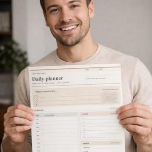 Pode incluir: Uma folha de planeamento diário com um esquema de cores bege e branco. O cabeçalho diz Daily planner, A day, well held e A little intention goes a long way. As secções incluem Today's Priorities, Schedule, Tasks, Meals e Mood com ícones.