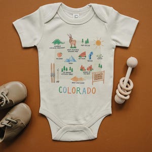Colorado Karte, Symbole, Baby, Junge, Mädchen, Unisex, Säugling, Kleinkind, Neugeborene, Bio, Body, Outfit, Einteiler, Kleidung, Babyausstattung, Creeper, Tee