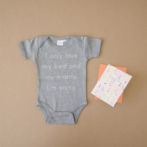 Adoro solo il mio letto e mia mamma Mi dispiace bambino biologico Onesie, hai questo biglietto d'auguri mamma nuovo pacchetto bambino, neonato, baby shower