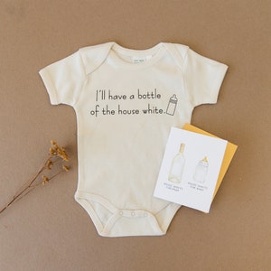 Voy a tener una botella de la casa blanco orgánico Onesie & tarjeta de felicitación, nuevo paquete de bebé, recién nacido, niño, niña, bebé ducha, esperando, unisex