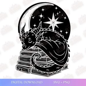 Puede incluir: Una ilustración digital en blanco y negro que muestra a un dragón con cuernos y alas durmiendo sobre una pila de libros. Detrás del dragón hay una gran luna creciente y una estrella brillante sobre un fondo circular oscuro.